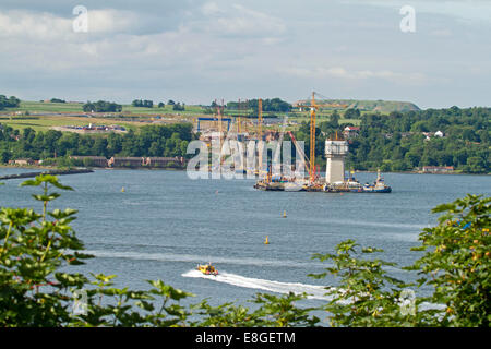 Nouveau pont suspendu, Queensferry Crossing, en construction sur le Firth of Forth avec grue de ciel bleu près d'Edimbourg en Ecosse Banque D'Images