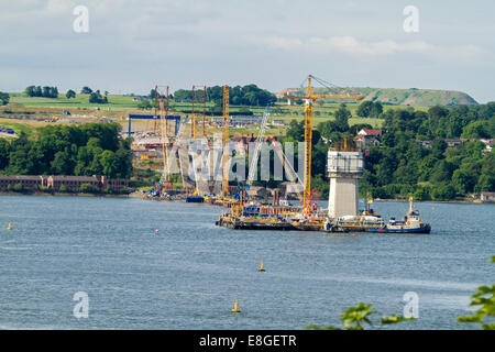 Nouveau pont suspendu, Queensferry Crossing, en construction sur le Firth of Forth avec grue de ciel bleu près d'Edimbourg en Ecosse Banque D'Images