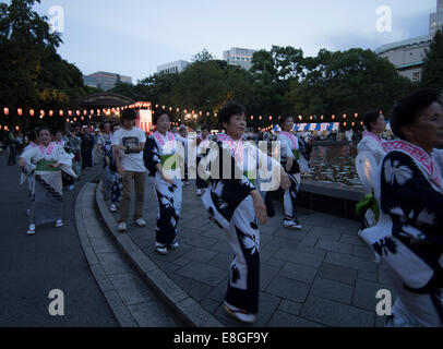 Parc Hibiya Marunouchi Ondo Bon-odori Dance Festival, Tokyo, Japon Banque D'Images