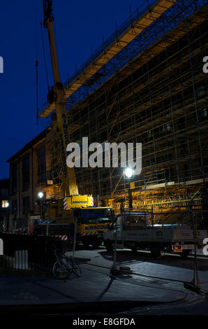 Le travail avance dans la nuit sur des réparations à l'immeuble de Mackintosh Glasgow School of Art. Banque D'Images