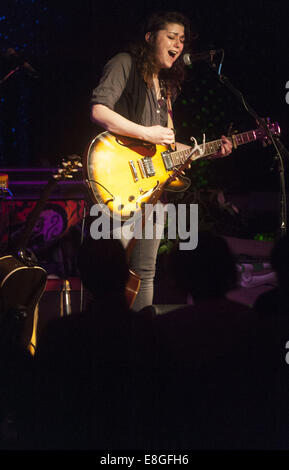 Ann Arbor, MI, USA. Oct 7, 2014. Hemming fonctionne à l'arche sur la rue Main, au centre-ville d'Ann Arbor, MI le Oct 7, 2014, dans le cadre de Rachael Yamagata's fall tour. © Mark Bialek/ZUMA/Alamy Fil Live News Banque D'Images