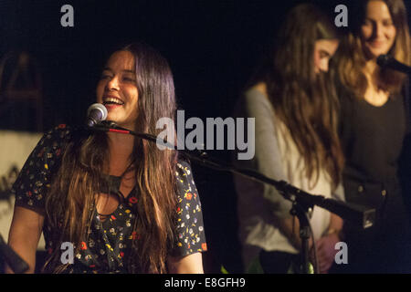 Ann Arbor, MI, USA. Oct 7, 2014. Rachael Yamagata fonctionne à l'arche sur la rue Main, au centre-ville d'Ann Arbor, MI le Oct 7, 2014, dans le cadre de sa tournée d'automne. © Mark Bialek/ZUMA/Alamy Fil Live News Banque D'Images