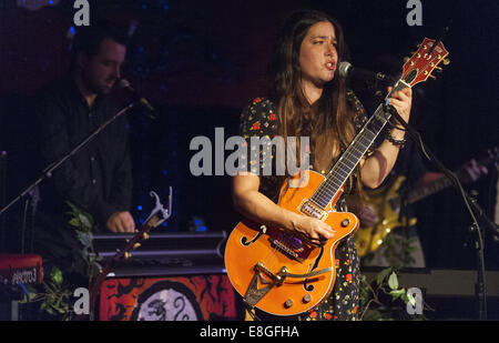 Ann Arbor, MI, USA. Oct 7, 2014. Rachael Yamagata fonctionne à l'arche sur la rue Main, au centre-ville d'Ann Arbor, MI le Oct 7, 2014, dans le cadre de sa tournée d'automne. © Mark Bialek/ZUMA/Alamy Fil Live News Banque D'Images