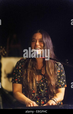 Ann Arbor, MI, USA. Oct 7, 2014. Rachael Yamagata fonctionne à l'arche sur la rue Main, au centre-ville d'Ann Arbor, MI le Oct 7, 2014, dans le cadre de sa tournée d'automne. © Mark Bialek/ZUMA/Alamy Fil Live News Banque D'Images