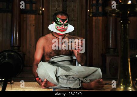 Cochin, Inde. Oct 7, 2014. Un des danseurs de Kathakali fait son maquillage sur la scène à Cochin, Kerala, Inde, le 7 octobre 2014. Kathakali est une danse classique indienne stylisé-drama noté pour la belle composition de personnages, des costumes élaborés, des gestes détaillés et bien définie des mouvements du corps. Il trouve son origine dans le pays d'aujourd'hui l'état du Kerala au 17ème siècle et s'est développé au fil des années avec l'amélioration de l'air et raffiné des gestes. © Wang Ping/Xinhua/Alamy Live News Banque D'Images