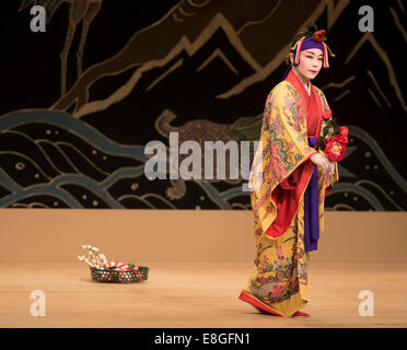 Ryukyu traditionnels de danse dirigée par dancer Kazue Higa au Théâtre National de l'Okinawa. Banque D'Images