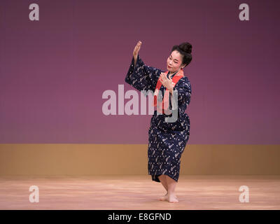 Ryukyu traditionnels de danse dirigée par dancer Kazue Higa au Théâtre National de l'Okinawa. Banque D'Images