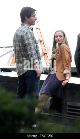 New York, USA. Oct 7, 2014. Acteurs Mark Wahlberg et Amanda Seyfried sur place pour leur nouveau film 'Ted' dans Midtown Manhattan. Credit : Nancy/Kaszerman ZUMA Wire/Alamy Live News Banque D'Images