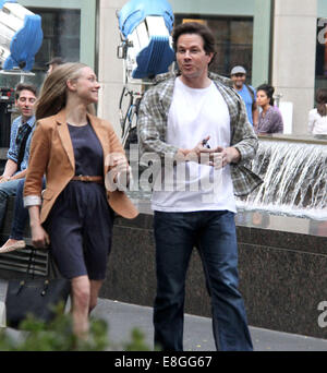 New York, USA. Oct 7, 2014. Acteurs Mark Wahlberg et Amanda Seyfried sur place pour leur nouveau film 'Ted' dans Midtown Manhattan. Credit : Nancy/Kaszerman ZUMA Wire/Alamy Live News Banque D'Images