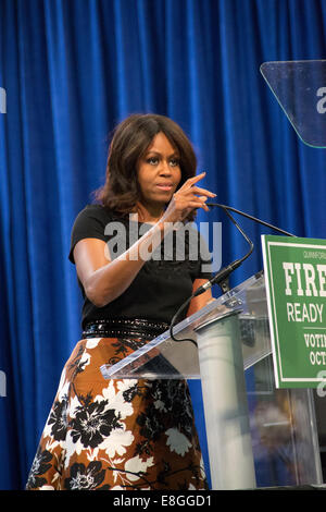 Chicago, Illinois, USA. 7 octobre, 2014. La Première Dame Michelle Obama prononce un discours à l'UIC Pavilion appelant à l'appui des électeurs pour l'Illinois Gov. Pat Quinn dans les prochaines élections. Credit : Nisarg Lakhmani/Alamy Live News Banque D'Images