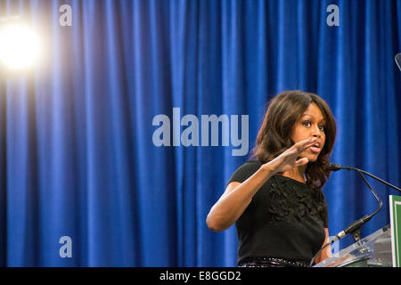 Chicago, Illinois, USA. 7 octobre, 2014. La Première Dame Michelle Obama prononce un discours à l'UIC Pavilion appelant à l'appui des électeurs pour l'Illinois Gov. Pat Quinn dans les prochaines élections. Credit : Nisarg Lakhmani/Alamy Live News Banque D'Images