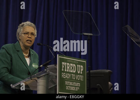 Chicago, Illinois, USA. Oct 7, 2014. Le Président du Conseil du comté de Cook Toni Preckwinkle parle lors de rassemblement démocratique pour le gouverneur de l'Illinois, Pat Quinn à Chicago le 7 octobre 2014. Credit : Karen I. Hirsch/ZUMA/ZUMAPRESS.com/Alamy fil Live News Banque D'Images