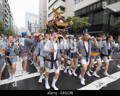 Portant le mikoshi à Fukagawa Fetival aka jeter de l'eau festival tenu à Tomioka Hachimangu, Tokyo, Japan Banque D'Images