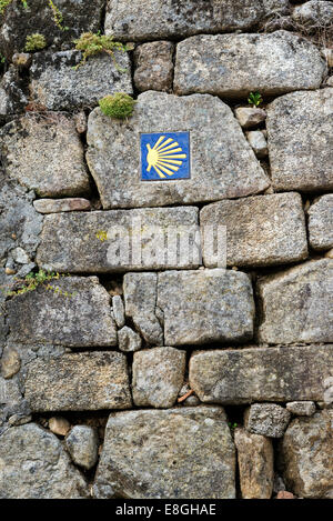 Panneau Road Santiago sur un mur de granit. Espagne Banque D'Images