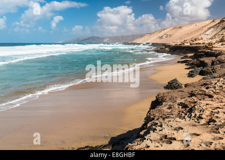 Vue d'une plage de la côte nord de Jandía avec ses formations rocheuses à Fuerteventura, Espagne Banque D'Images