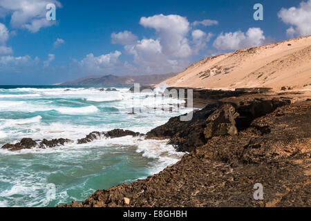 Vue sur la côte nord de Jandía avec ses formations rocheuses à Fuerteventura, Espagne Banque D'Images