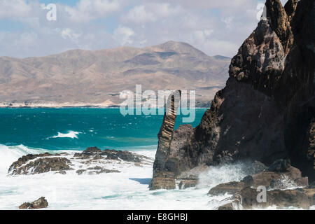 Vue sur la côte nord de Jandía avec ses formations de roche volcanique et de hauteur des vagues à Fuerteventura, Espagne Banque D'Images