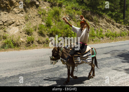 ALANYA, TURQUIE - 27 juin 2014 : habitant du village de divertir les touristes à cheval sur un âne Banque D'Images