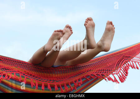 Les pieds des enfants en hamac Banque D'Images