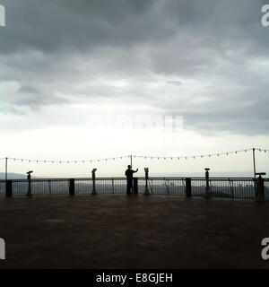 Espagne, Catalogne, Barcelone, Man photographing view de Montjuic Banque D'Images