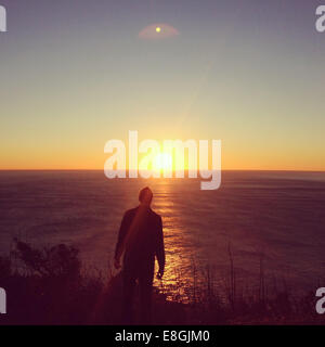 Homme regardant la vue sur le coucher du soleil, Muir Beach, Californie, États-Unis Banque D'Images