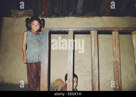 Portrait de deux sœurs dans une maison népalaise traditionnelle, au Népal Banque D'Images