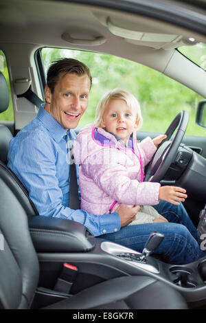 Portrait of happy father and daughter in car Banque D'Images