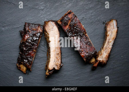 Côtes de porc cuit au four avec sauce barbecue tex-mex Banque D'Images