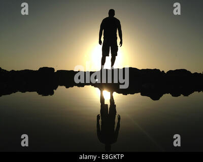 Silhouette d'homme marchant le long de Big Talbot Beach, Floride, États-Unis Banque D'Images