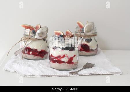 Eton Mess desserts en pots garnis de figues fraîches et de bleuets Banque D'Images