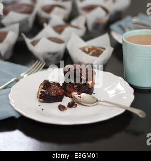 Fondue au chocolat Gâteau sur une plaque Banque D'Images