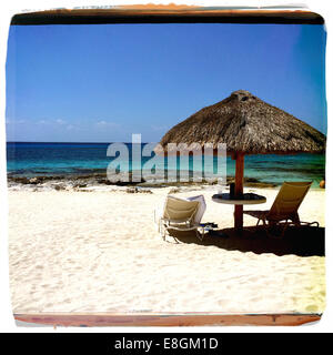 Chaises longues et parasol sur la plage, île de Cozumel, péninsule du Yucatan, Mexique Banque D'Images