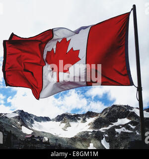 Canada, Whistler, du drapeau du Canada forme des montagnes Banque D'Images