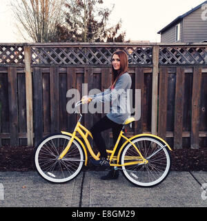 USA (Oregon, Portland, comté de Multnomah, Portrait of young woman riding bike Banque D'Images