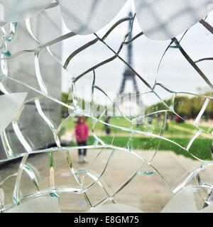 France, Paris, Tour Eiffel vue par panneau de verre craquelé Banque D'Images