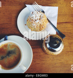 UK, Londres, petit déjeuner avec café et crumble d'abricot Banque D'Images