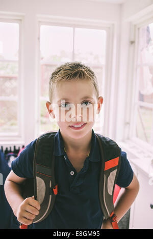 Portrait of boy carrying sac à dos à la maison Banque D'Images