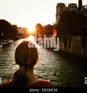 Vue arrière d'une fille qui regarde la Seine, Paris, France Banque D'Images