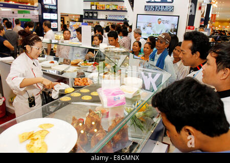 (141008) -- PHNOM PENH, 8 octobre 2014 (Xinhua) -- Les visiteurs attendre pour goûter la nourriture et l'alimentation au cours d'une exposition de l'hôtel à Phnom Penh, Cambodge, 8 octobre 2014. Le Cambodge a accueilli une exposition de l'hôtel cuisine internationale et ici le mercredi dans le but de promouvoir davantage l'industrie du tourisme, ont dit. (Xinhua/Sovannara) Banque D'Images