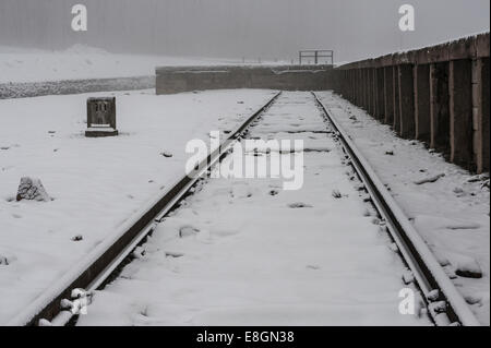 KZ Buchenwald concentration camp en hiver, l'ancienne gare, la voie de fin et la rampe, Ettersberg, Weimar, Thuringe Banque D'Images