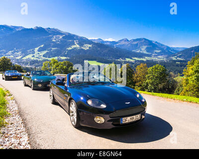 Aston Martin DB7 Vantage Volange voitures sur une route de montagne près de Kitzbühel, Tyrol, Autriche Banque D'Images