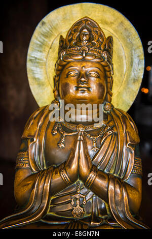 Statue en or, le Temple Kiyomizu-dera, Kyoto, Japon Banque D'Images