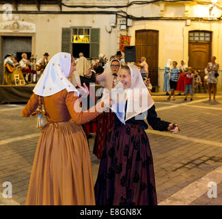 Spectacle de danse du public, des danseurs en costume traditionnel, Alaior, Minorque, Majorque, Îles Baléares, Espagne Banque D'Images