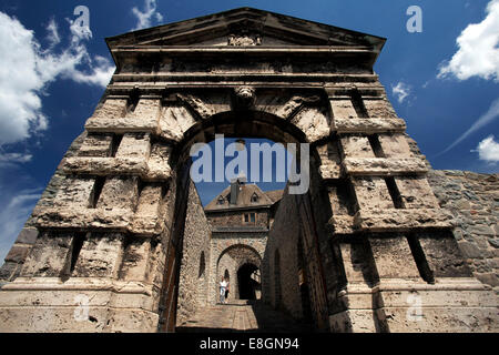 Vue par la porte extérieure de Burg Altena Castle, région du Sauerland, Rhénanie du Nord-Westphalie, Allemagne Banque D'Images