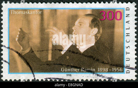 Allemagne - circa 1998 : timbre-poste imprimé en Allemagne, montre l'organiste et chef de Chœur, Gunther Ramin, circa 1998 Banque D'Images