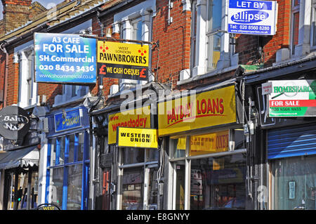 Prêts sur salaire et diverses autres boutiques et de location signes sur South Ealing Road, Londres W5, Angleterre, Royaume-Uni. Banque D'Images