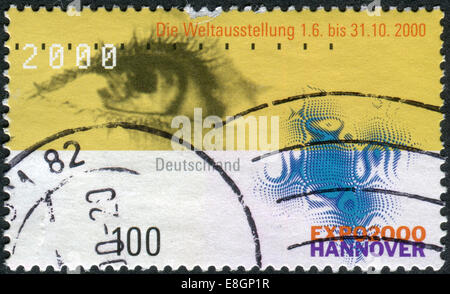 Timbre-poste imprimé en Allemagne, dédié à l'EXPO 2000, Hanovre, représente l'œil et de l'emblème Banque D'Images