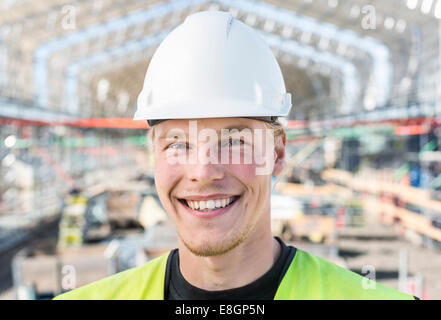 Portrait of happy worker at construction site Banque D'Images