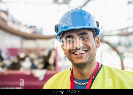 Portrait of happy construction worker at site Banque D'Images