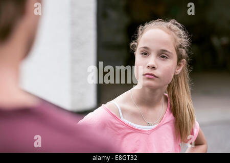 Angry girl père outdoors Banque D'Images